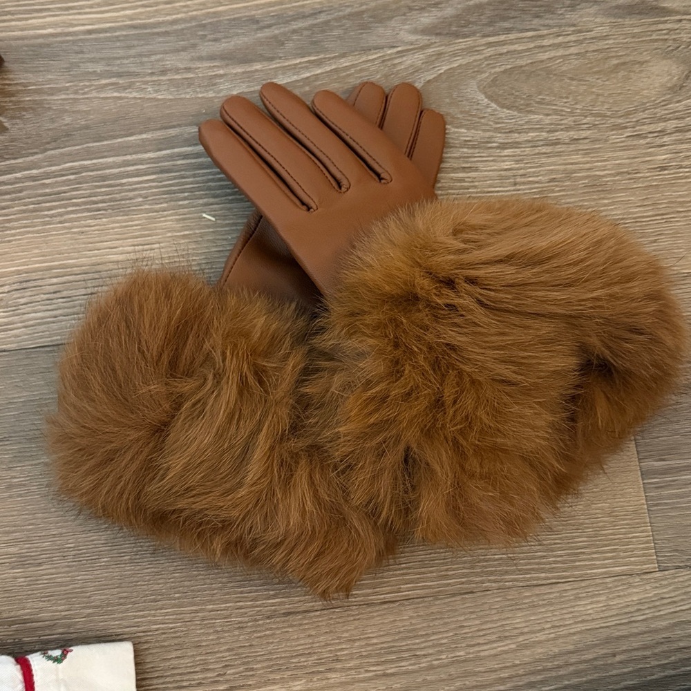 NWOT caramel brown fleece lined sheepskin leather gloves with fox fur trim